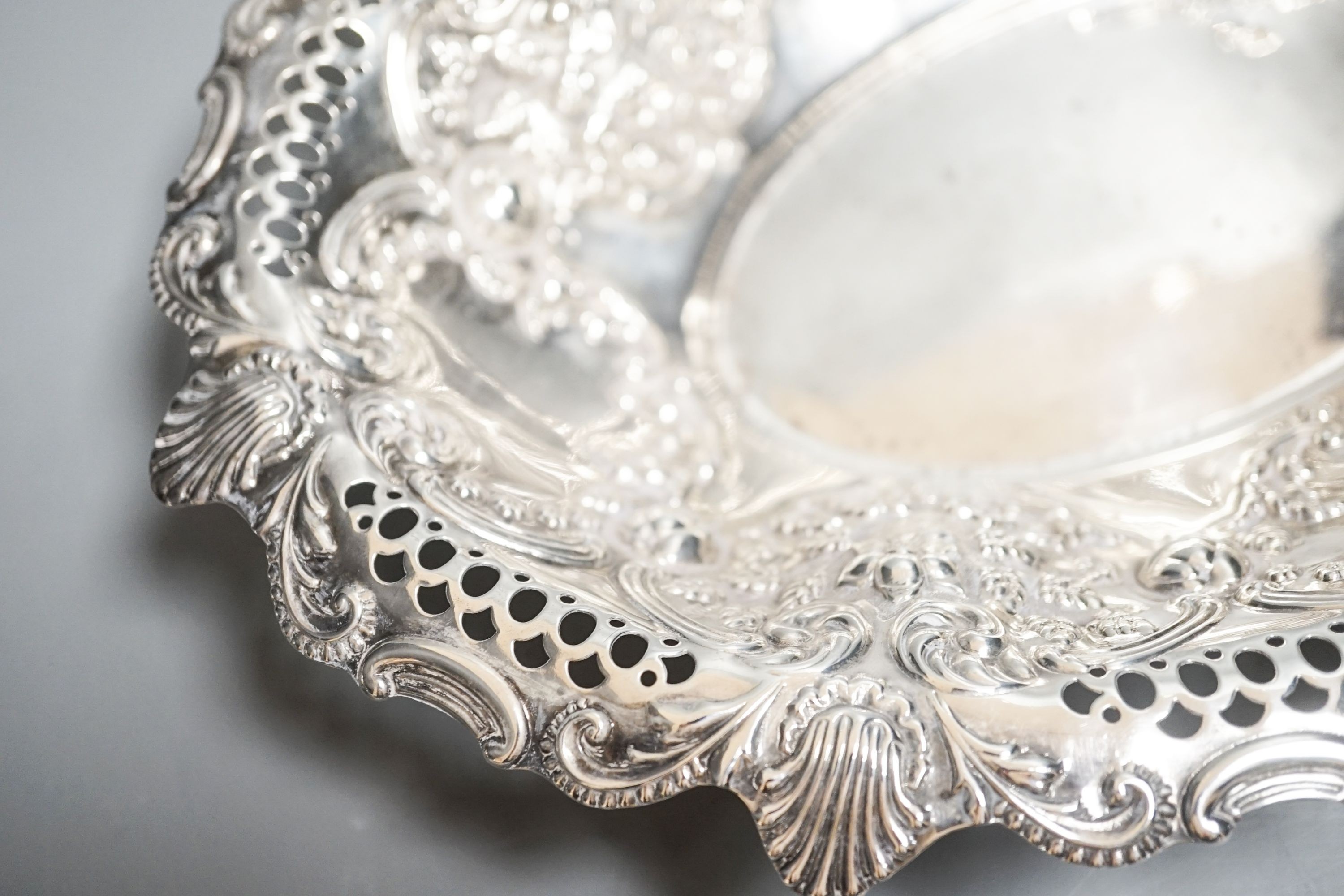 An Edwardian pierced silver oval dish, Birmingham, 1904, 30.8cm, 10.5oz.